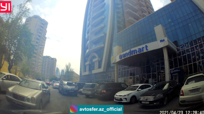 Bakıda bu marketə gələnlər yol kəsir - Keçilməz küçəyə niyə nəzarət olunmur? - VİDEO