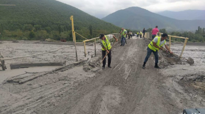 Şəkidə avtomobil yolunda selin fəsadları aradan qaldırılıb  - FOTO