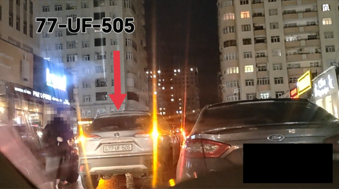 Xanım sürücü maşını yolun ortasında park edib mağazaya getdi  - VİDEO