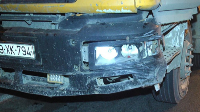 Bakıda qəza: Yük avtomobili idarəetmədən çıxdı - FOTO