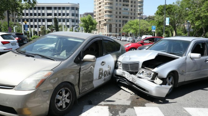 Bakıda "Bolt"  taksisi qəzaya düşdü  - FOTO