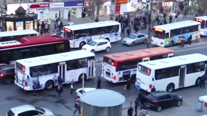 Təhlükə saçan avtobus sürücüləri  - VİDEO