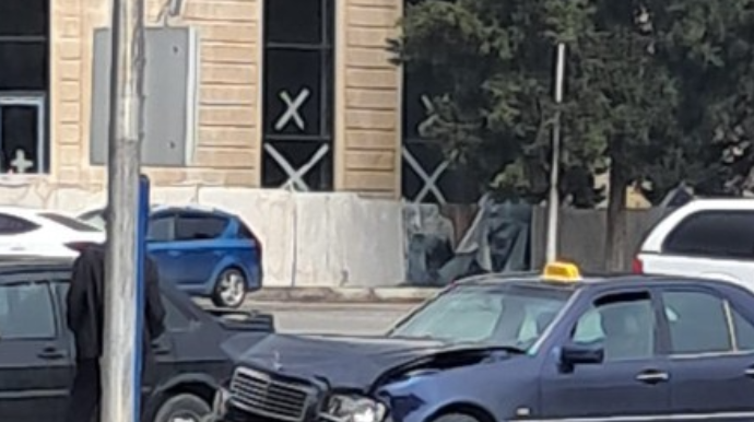 İşıqforun qırmızı işığında keçdi - Qəza oldu 