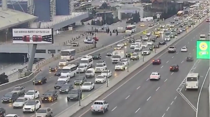 На каких улицах Баку 3 февраля наблюдаются транспортные заторы? 