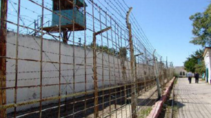 Azərbaycanda nazirliyi məhkəməyə verən şəxs HƏBSDƏ ÖLDÜ 