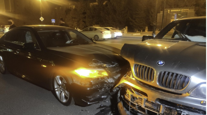 Nərimanovda iki “BMW” toqquşdu, xəsarət alan var - FOTO - VİDEO - YENİLƏNİB