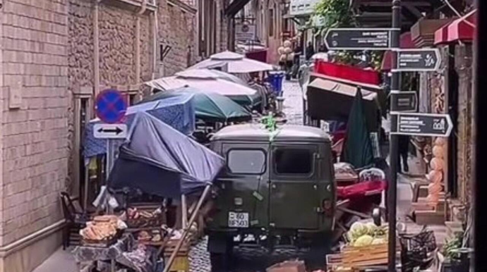 Bakının mərkəzində aləmi bir-birinə qatan maşınlar kimindir? - VİDEO 