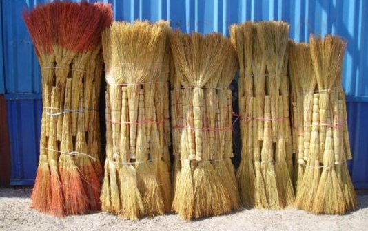 Məktəbdə “süpürgəpulu” dərdi bitmir: Ata məktəbə 150 süpürgə göndərdi