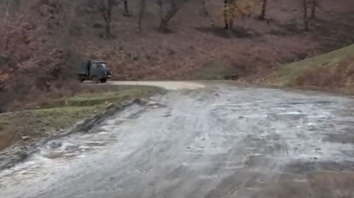 Astarada kənd sakinləri hər gün təhlükəli yolladan istifadə edir - VİDEO 