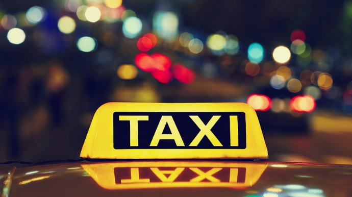 Bakıda taksi sürücüsü qəza törədib, 2 nəfər xəsarət alıb 