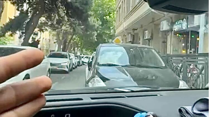 Bakıda yolun hərəkət hissəsi parkinqə çevrilib - Nişanları heçə sayıb yolu bağlayırlar   - VİDEO