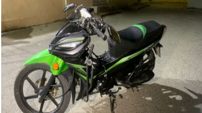 Moped qırmızıda keçib "Toyota"ya girdi, sürücü ağır xəsarət aldı   - FOTO