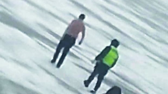 Qəribə etiraz:  Təyyarədən düşərək uçuş-enmə zolağında soyundu – VİDEO 