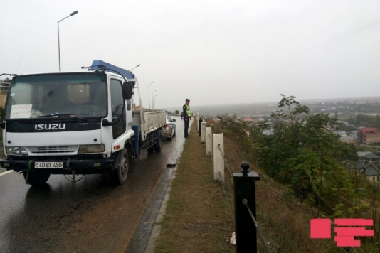 Qubada maşın dərəyə aşıb - FOTO
