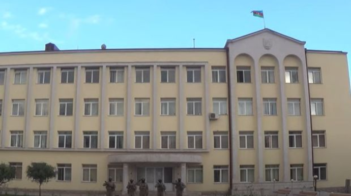 Şuşa şəhərində dalğalanan Azərbaycan bayrağı hansı dövlət binasına sancılıb?   - FOTO