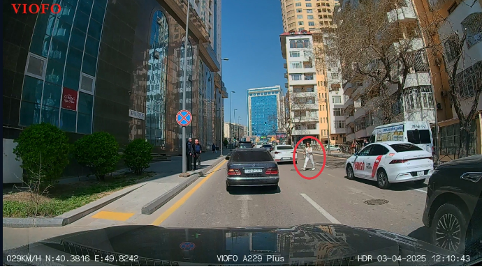 Keçidi bəyənməyən qadın maşınların arası ilə hərəkət etdi - VİDEO