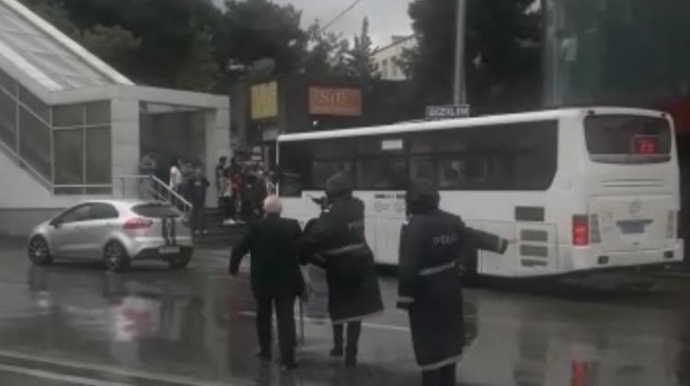 Polis yağışlı havada vətəndaşlara belə xidmət edir  - FOTO