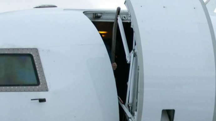 Təyyarənin qapısı hərəkətdə olan zaman açıldı   - VİDEO