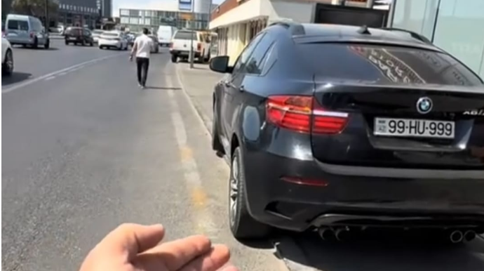 Sürücü səkidə avtomobil saxldığı üçün yazılan cərimə ilə razılaşmadı - VİDEO 