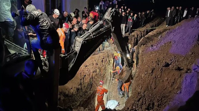 Kanalizasiya qazıntısı zamanı torpaq uçqunu baş verib: ölənlər var 