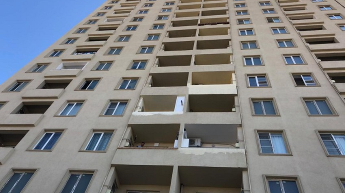Xırdalanda fəhlə binadan yıxılaraq ölüb - FOTO 