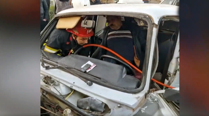 “07”də sıxılı vəziyyətdə qalan sürücü belə xilas edildi - VİDEO