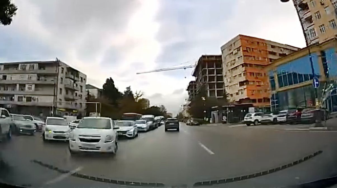 Bu kəsişmədə hər an qəza baş verə bilər - Sürücülər sərt dönüş edərək əks yola çıxır - VİDEO