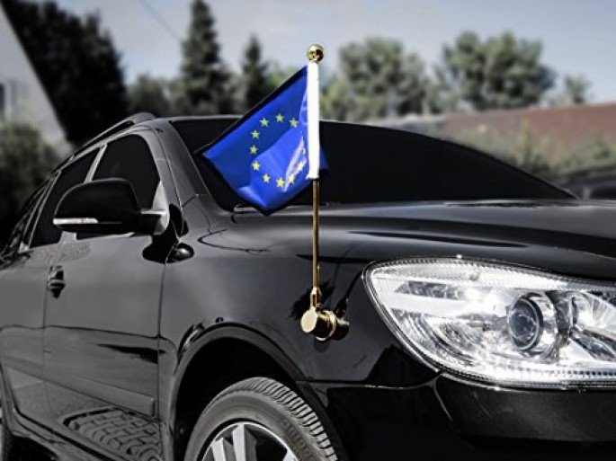 Aİ-nin bayrağı qaldırılmış avtomobil kortejinə hücum olub