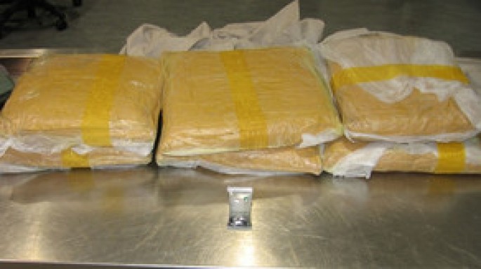 Polislər yol kənarından 5 kiloqram heroin aşkar etdi - Biləsuvarda