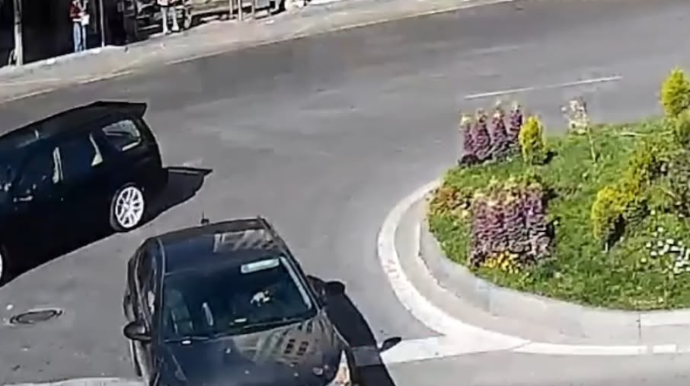 Неправильный въезд на круговую развязку привел к ДТП в Баку - ВИДЕО 