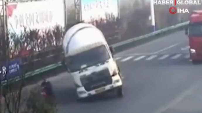 Motosikletçi betonqarışdıran maşınının altında qalmaqdan son anda xilas oldu – ANBAAN VİDEO 