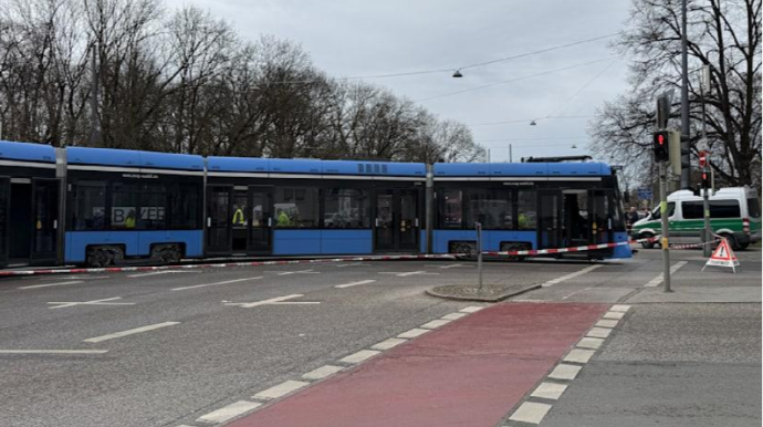 Məktəb avtobusu tramvayla toqquşub, 9 uşaq xəsarət alıb