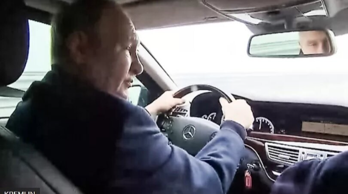 Putin avtomobili özü sürdü - VİDEO 
