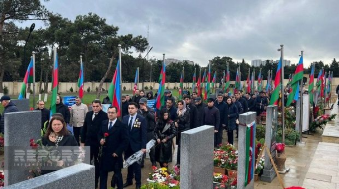 Граждане приходят почтить память шехидов на второй Аллее шехидов  - ФОТО