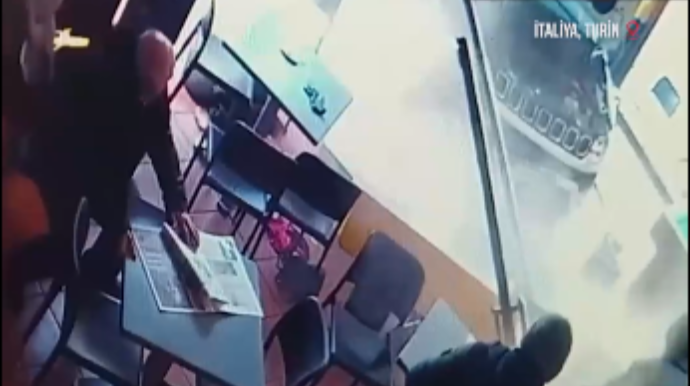 Avtomobil idarəetməni itirərək kafeyə çırpıldı - ANBAAN VİDEO 