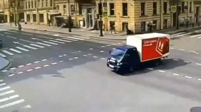 “Hyundai” sürücüsü qayda pozub qaçdı; yol polisini maşınla sürüdü - VİDEO 