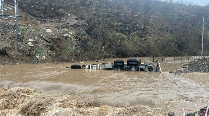 Yük maşını çaya düşdü – 15 ölü 