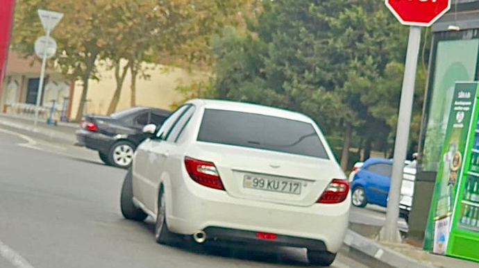Eyni anda iki qayda pozan sürücü hərəkəti çətinləşdirdi - 99-KU-717    - VİDEO