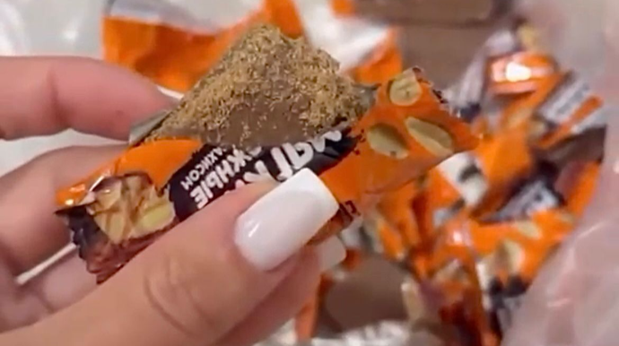 Marketdən alınan şokoladdan qurd çıxdı; AQTA işə qarışdı - Nələrə diqqət edək?