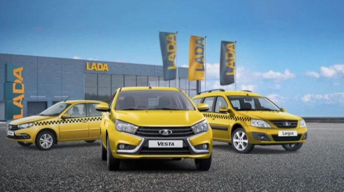 Rus taksiçilər yerli avtomobilə yaxın durmur 