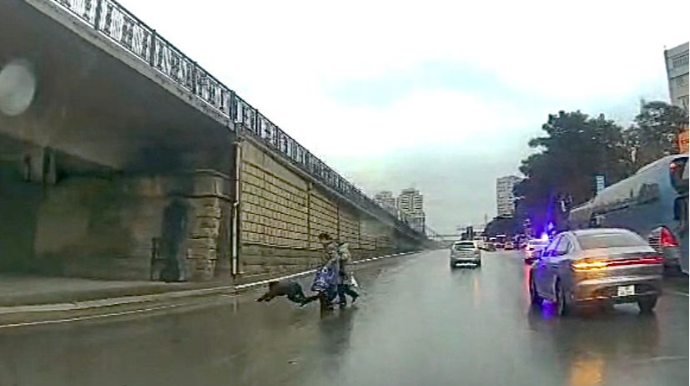 İki qadınla yolu qaçaraq keçən azyaşlı yıxıldı - Faciədən son anda qurtuldu   - REAL VİDEO