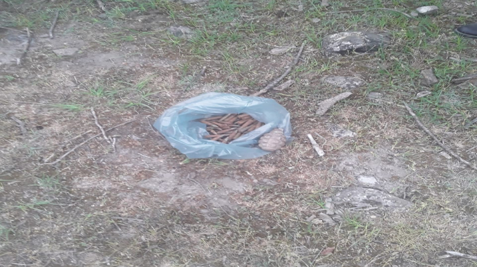 Oğuzda döyüşə yararlı qumbara və avtomat patronları tapılıb - FOTO 