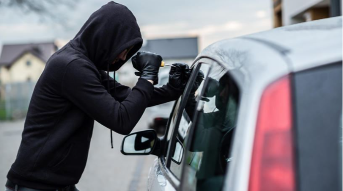 Avtomobilin alın şüşəsini oğurlayan şəxs saxlanıldı 