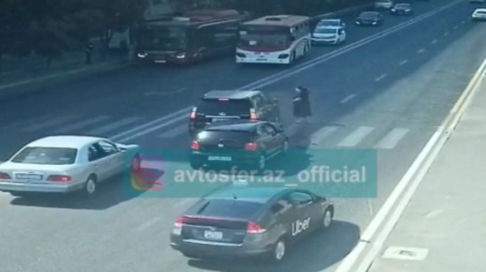 "Volkswagen" "Prado"nu piyada keçidində arxadan vurdu: piyada ...  - VİDEO