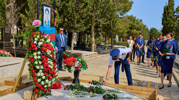 AZAL rəhbərliyi Hökumə Əliyevanın məzarını ziyarət etdi 