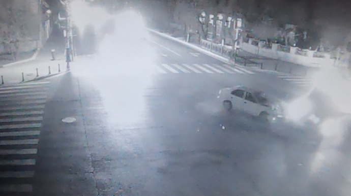 Bakıda mikroavtobus qırmızıda keçdi: yolayrıcında qəza - VİDEO