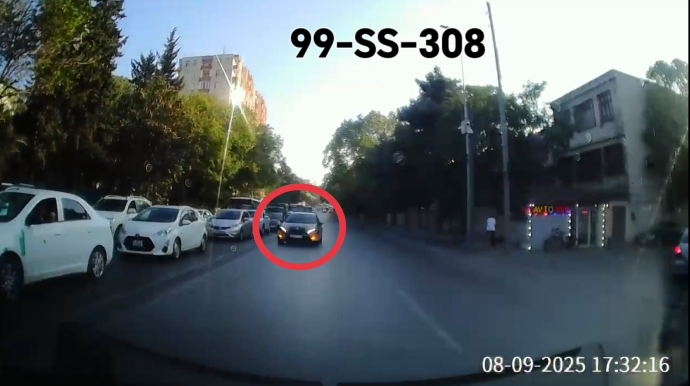 Prospektdə "at oynadan" xanım sürücü: Əks yola çıxıb maşınların üzərinə sürdü  - VİDEO