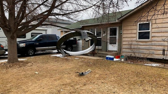 Təyyarə mühərrikinin böyük bir hissəsi yaşayış məhəlləsinə düşüb - VİDEO