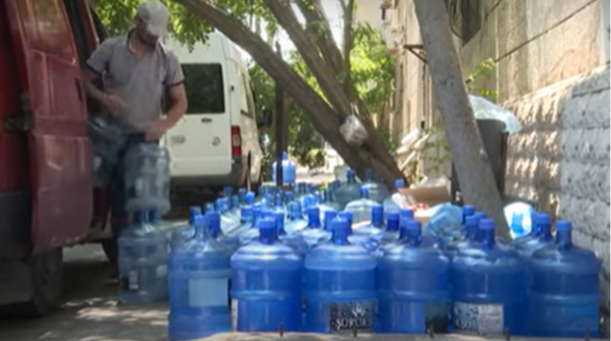 Zirzəmidə doldurub “bulaq suyu” adı ilə satırlar - VİDEO