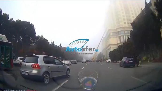 Yolayrıcını düzgün keçməyən sürücü qəza vəziyyəti yaratdı - VİDEO 